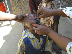 http://www.populationdata.net/images/articles/polio-afrique-enfant-vaccin.jpg