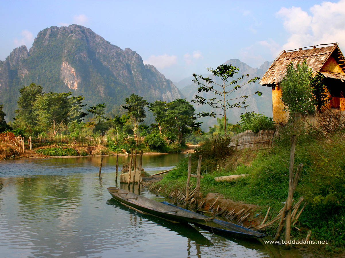 Hutte et canoes, Vang Vieng, Laos