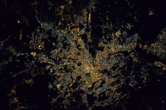 Rome, capitale de l'Italie, vue la nuit depuis l'espace