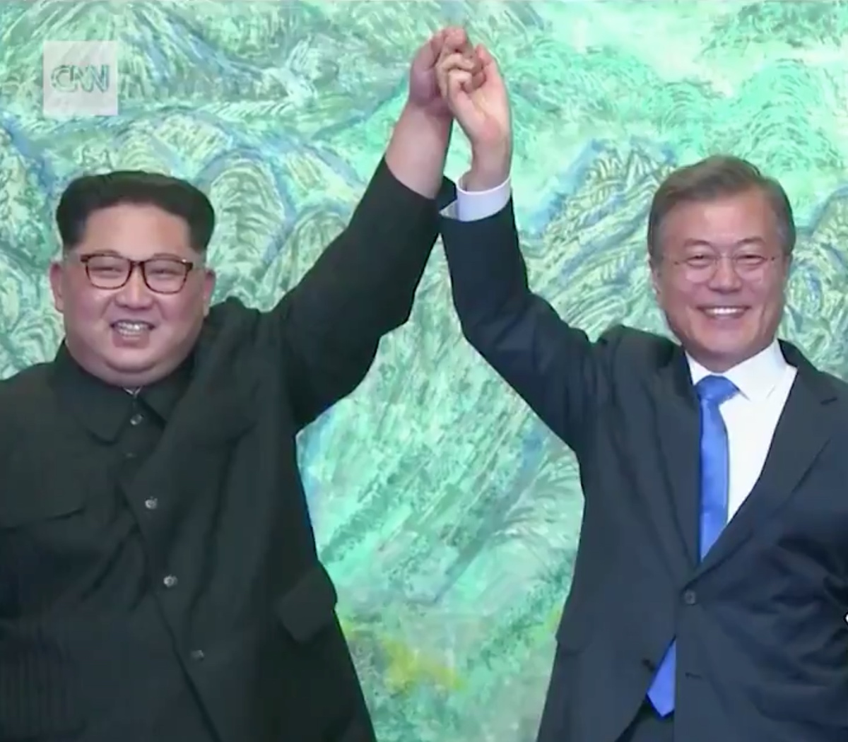 Kim Jong-un et Moon Jae-in, dirigeants des deux Corées, lors d'une rencontre inédite le 27 avril 2018