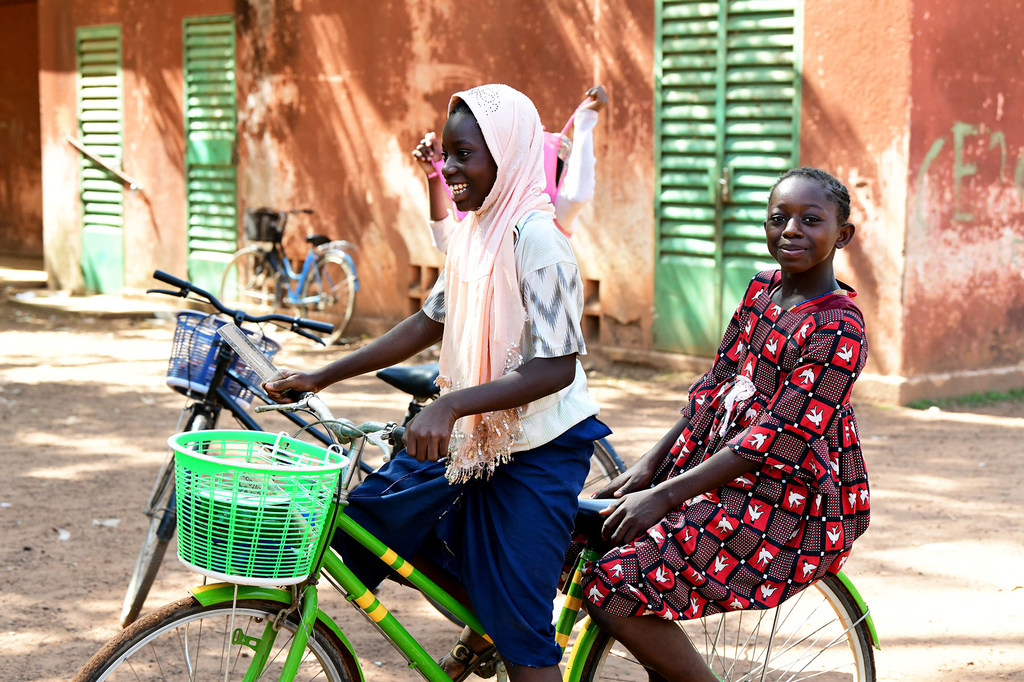 Jeunes filles sur un vélo à Fada, Burkina Faso